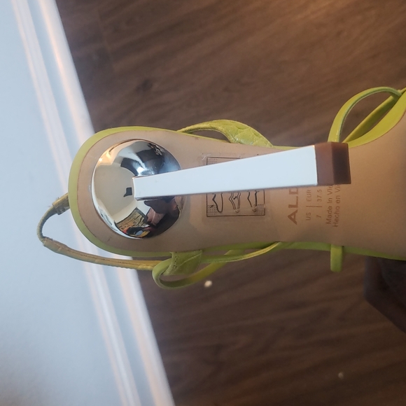 Lime green Aldo heels - Picture 3 of 4
